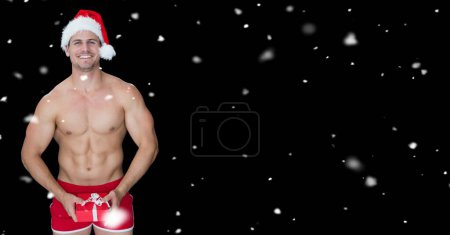 Foto de Ajuste sexy hombre de Santa con nieve cayendo - Imagen libre de derechos