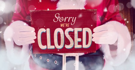 Téléchargez les photos : Désolé, nous sommes fermés signe dans les mains du Père Noël avec de la neige - en image libre de droit