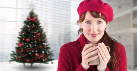 Téléchargez les photos : Femme d'hiver tasse à boire à côté de l'arbre de Noël - en image libre de droit
