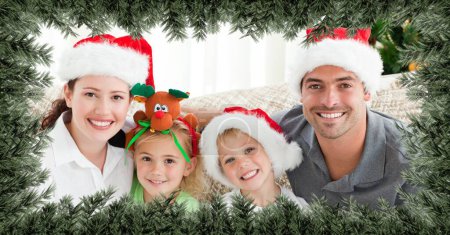 Téléchargez les photos : Bordure du sapin de Noël avec une famille heureuse - en image libre de droit