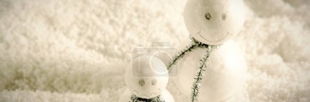 Téléchargez les photos : Trois bonhommes de neige blancs assis dans la neige - en image libre de droit