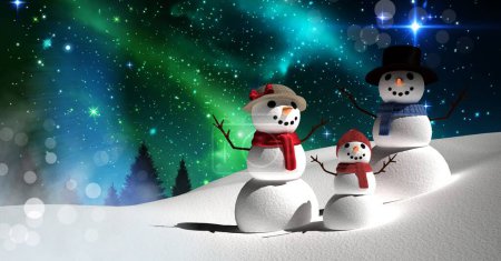 Téléchargez les photos : Famille bonhommes de neige en hiver paysage avec aurores boréales dans le ciel - en image libre de droit