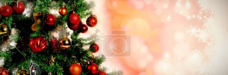 Téléchargez les photos : Fond lumineux de Noël avec sapin festif, bokeh et flocons de neige - en image libre de droit