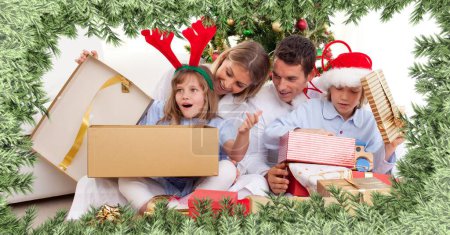 Téléchargez les photos : Bordure du sapin de Noël et cadeaux d'ouverture familiale - en image libre de droit