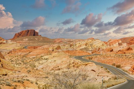 Téléchargez les photos : Route virant à travers le désert de Red Rock au crépuscule - en image libre de droit