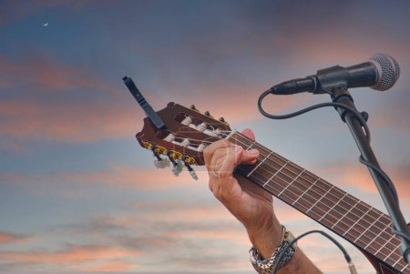 Téléchargez les photos : Guitariste masculin pendant la performance sur scène - en image libre de droit