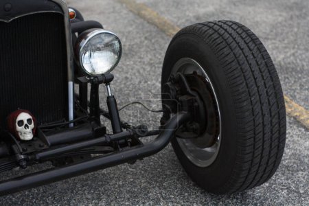 Téléchargez les photos : Vintage voiture noire, lieu de voyage sur fond - en image libre de droit
