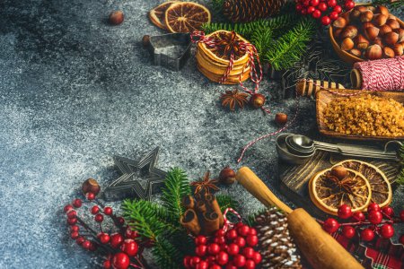 Foto de "Concepto de cocina navideña. Alimentación y ramas de abeto fondo" - Imagen libre de derechos