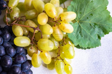 Foto de Primer plano de uvas orgánicas frescas en la mesa para el fondo - Imagen libre de derechos
