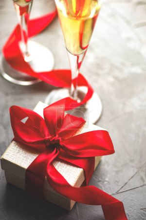 Téléchargez les photos : Plan rapproché du coffret cadeau décoré pour fond de fête, concept de Noël - en image libre de droit