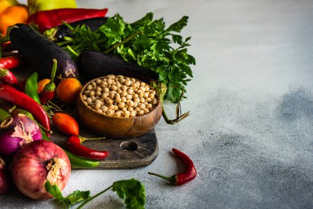 Téléchargez les photos : Gros plan des légumes et des épices biologiques frais sur la table pour le fond - en image libre de droit