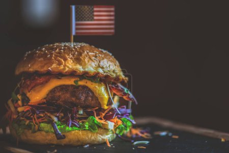 Foto de Deliciosa hamburguesa. concepto de comida rápida - Imagen libre de derechos