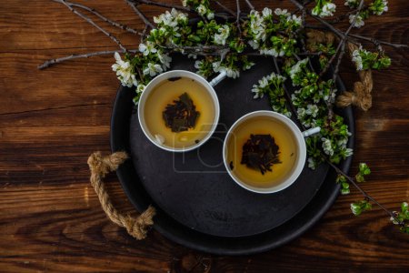 Téléchargez les photos : Vue rapprochée de thé chaud sain et savoureux, concept de l'heure du thé - en image libre de droit