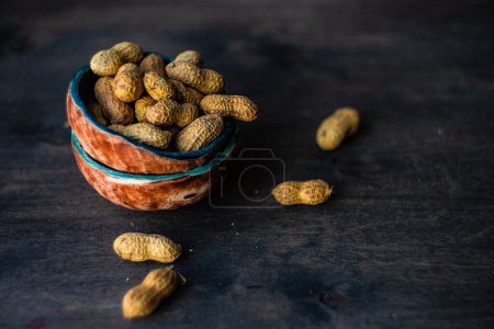 Foto de Primer plano de cacahuetes orgánicos frescos en la mesa para el fondo - Imagen libre de derechos