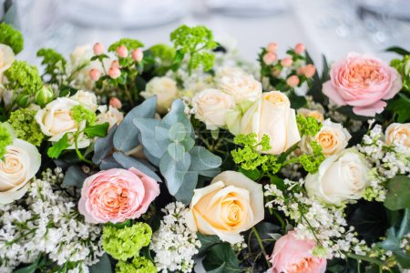 Foto de Composición floral de boda con rosas y hojas verdes - Imagen libre de derechos