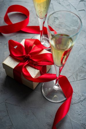 Téléchargez les photos : Plan rapproché du coffret cadeau décoré pour fond de fête, concept de Noël - en image libre de droit