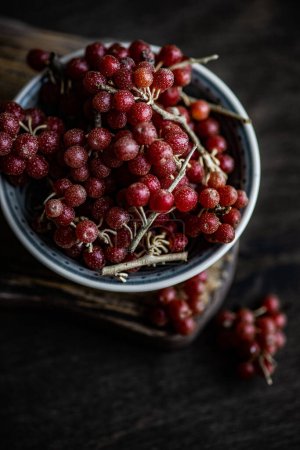 Téléchargez les photos : Close-up shot of fresh organic red currant berries on tabletop for background - en image libre de droit