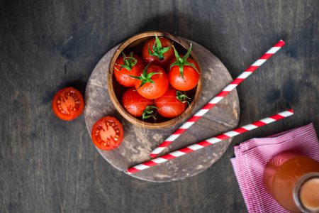 Téléchargez les photos : Gros plan des tomates biologiques fraîches sur la table pour le fond - en image libre de droit
