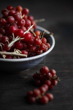 Foto de Close-up shot of fresh organic red currant berries on tabletop for background - Imagen libre de derechos
