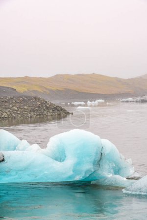 Foto de "Glaciar Joekulsarlon Laguna témpanos de hielo en frente de la línea costera del lago" - Imagen libre de derechos