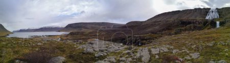 Téléchargez les photos : Westfjords d'Islande Gngummanafoss and Dynjandi waterfall panorama of fall and fjord during autumn - en image libre de droit