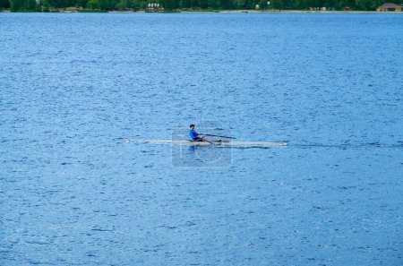 Téléchargez les photos : Homme kayak sur le lac sur fond de nature - en image libre de droit
