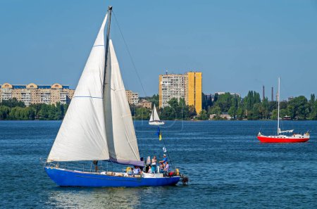 Téléchargez les photos : Yachts sur la rivière à la journée ensoleillée - en image libre de droit