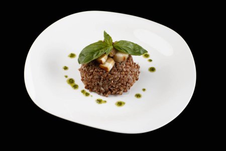 Foto de "trigo sarraceno con hierbas en un plato" - Imagen libre de derechos