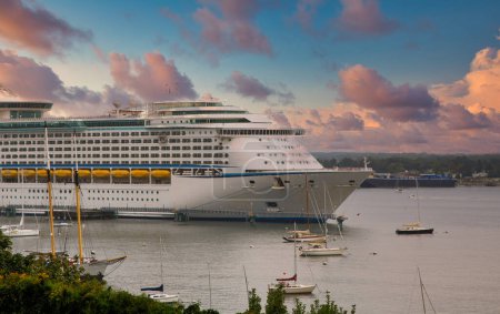 Téléchargez les photos : "Front of Luxury Cruise Ship with Yellow Lifeboats at Dusk" - en image libre de droit