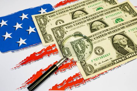 Foto de Billetes en dólares estadounidenses con bandera - Imagen libre de derechos