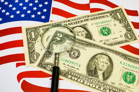 Téléchargez les photos : Billets en dollars américains sur le drapeau - en image libre de droit