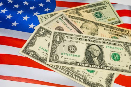 Téléchargez les photos : Billets en dollars américains sur le drapeau - en image libre de droit