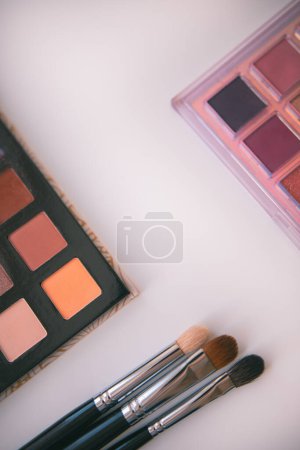 Photo pour "maquillage cosmétiques outils fond
 " - image libre de droit