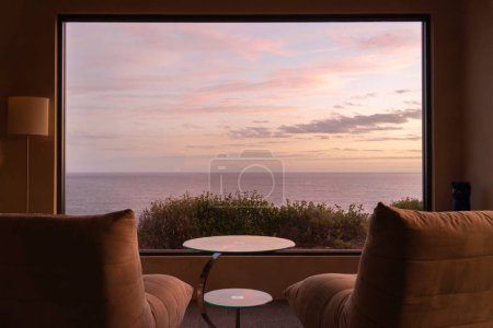 Foto de Vista al mar puesta de sol desde la sala de estar - Imagen libre de derechos