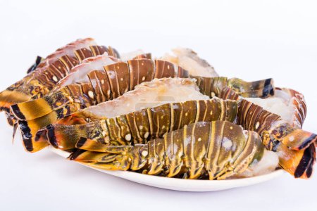 Téléchargez les photos : Queues de homard crues sur fond blanc - en image libre de droit