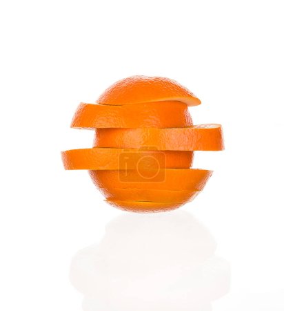 Téléchargez les photos : Fruits oranges coupés sur fond blanc - en image libre de droit