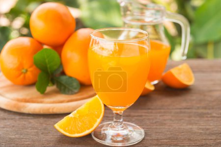 Téléchargez les photos : Gros plan de verre avec jus d'orange sur table en bois - en image libre de droit