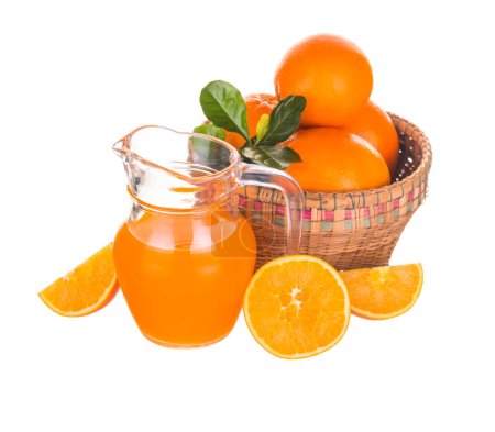 Téléchargez les photos : Fruits oranges et jus en pot sur blanc - en image libre de droit