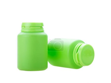 Foto de Botellas de plástico verde sobre fondo blanco - Imagen libre de derechos