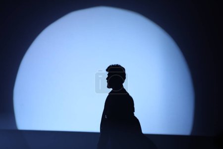 Téléchargez les photos : "Personnes Silhouette sur une scène" - en image libre de droit