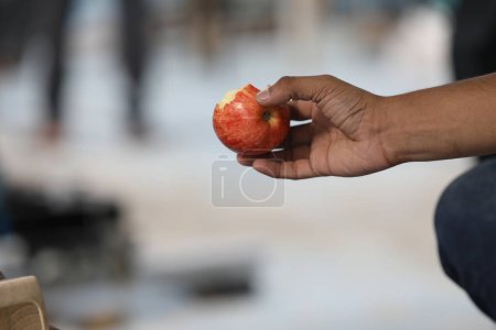 Téléchargez les photos : Main tenant pomme, gros plan - en image libre de droit