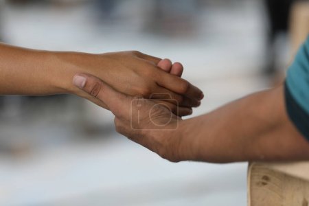 Téléchargez les photos : Couple aimant tenant la main, gros plan - en image libre de droit