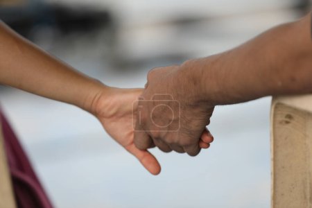Téléchargez les photos : Couple aimant tenant la main, gros plan - en image libre de droit