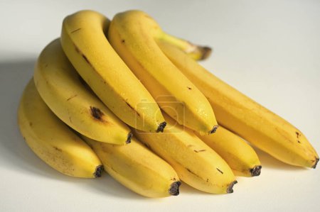 Téléchargez les photos : Bouquet de bananes biologiques crues mûres - en image libre de droit