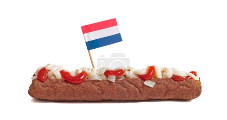 Foto de Un frikadel con ketchup, mayonesa sobre cebollas picadas, un holandés - Imagen libre de derechos