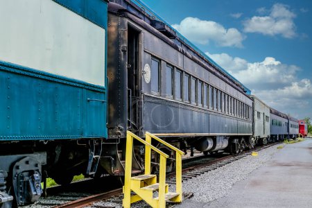 Téléchargez les photos : Étapes jaunes vers l'ancien chemin de fer - en image libre de droit