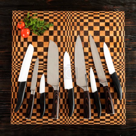 Téléchargez les photos : Un ensemble de couteaux de cuisine de haute qualité sur une planche à découper - en image libre de droit