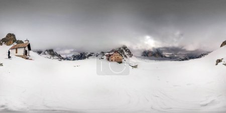 Foto de Hermoso paisaje con montañas de nieve - Imagen libre de derechos