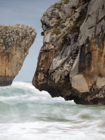 Foto de Mar y rocas paisaje, cuevas marinas - Imagen libre de derechos