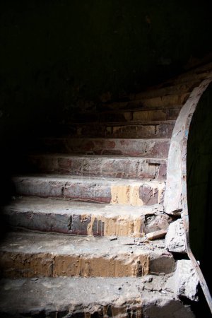 Téléchargez les photos : Vieil escalier cassé vue rapprochée - en image libre de droit